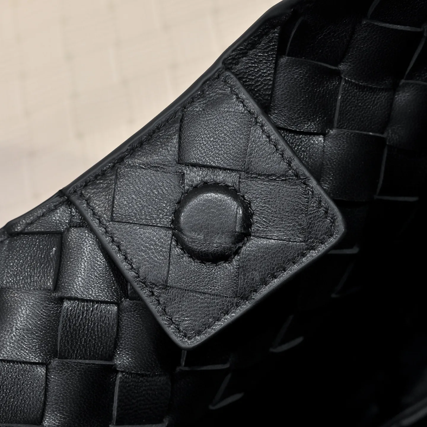Batch 2160 new products are coming! BOTTEGA VENETA Bottega Veneta's 2025 new Campana shoulder bag is on the market~ First of all, I would like to praise the weight of this bag. As a not too small bag, it is very light for daily use. For people like me who need to carry a lot of belongings when going out, this advantage is great, and it greatly reduces the burden of traveling. 🛍️The shape is a bit like a combination of parachute and jodie. The blunt triangle shape is cute and honest. Carrying it on your back when going shopping is a good mood accelerator. The handles and body of the bag are both classic weaves. A tie is added to the original open design. If it is not tied up, the bag will look like a small vegetable basket when carried. Style number: 4249 Size: 33*20*16.5cm